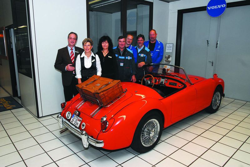Alles unter einem Dach: Gerd und Marlene Bröhan (li.) bieten mit ihrem Team einen umfangreichen Service für Old- und Youngtimer an – neben ihrer Funktion als Volvo-, Hyundai- und Bosch-Vertragspartner.  (Foto: Zietz)