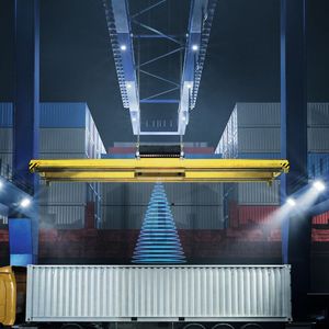 In der Hafenlogistik bieten sich die Radarsensoren von Turck zur Distanzmessung an Containerbrücken an. (Bild:  Turck)