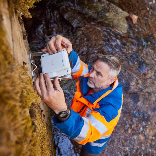 Ein Bauhof-Mitarbeiter installiert ein Pegelmessgerät von Endress+Hauser. Die gesamte Lösung kann innerhalb von einem Tag startklar sein. Durch Sensormessungen und künstliche Intelligenz (KI) erstellt das Frühwarnsystem Prognosen – und ermöglicht so frühzeitige Schutzmaßnahmen. Ein Bauhof-Mitarbeiter installiert ein Pegelmessgerät von Endress+Hauser. Die gesamte Lösung kann innerhalb von einem Tag startklar sein. Durch Sensormessungen und künstliche Intelligenz (KI) erstellt das Frühwarnsystem Prognosen – und ermöglicht so frühzeitige Schutzmaßnahmen.