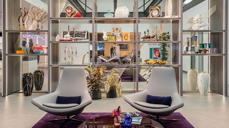 Im sogenannten Cabinet of Curiosity können die Rolls-Royce-Händler Luxusgegenstände präsentieren. (Bild: Rolls-Royce)