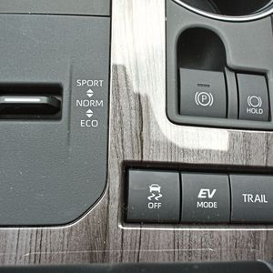 Neben den üblichen Fahrmodi gibt es noch die Einstellungen EV-Mode und Trail.(Bild:  Sven Prawitz)