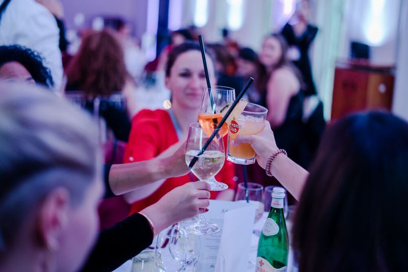 Bereits zu Beginn der Gala wurde schon freudig angestoßen… (Bild: www.hamann.photo)