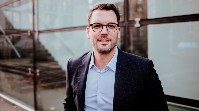 „Jede Leistung, die nicht nachweisbar einen relevanten Nutzen für den Kunden hat, ist eine überflüssige, teure Aktivität. Die Herausforderung besteht darin, die interne Zusammenarbeit immer marktlicher werden zu lassen. Es gibt nichts, das Angebot und Nachfrage besser koordiniert und damit Systeme effizienter macht als Marktmechanismen. Die marktnahen Bereiche müssen deshalb zusammengefasst werden.“
Stephan Hellwig, Marketingleiter, OPED GmbH
 ( OPED GmbH)