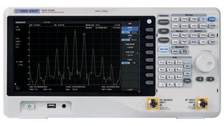 Der 1. Preis ist der SVA1015X. Er vereint Spektrum- und vektorielle Netzwerkanalyse in einem Gerät. Das Gerät bietet eine Bandbreite von 9 kHz bis 1,5 GHz. (Siglent)