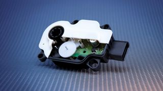 Die smarten 3-Phasen-Schrittmotoren der Serien 6466 und 6477 sind ideale Antriebe, um die Kühlluftklappen aktiv zu steuern. Sie basieren auf der patentierten MM41 Rotor- und Stator-Technologie von Sonceboz. (Bild: Sonceboz)