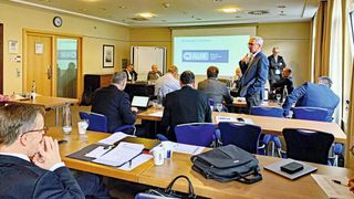 Werner Steber informiert die Geschäftsführer der Landesverbände über den aktuellen Stand zu SERMA. (Bild: Pfaff – »kfz-betrieb«)