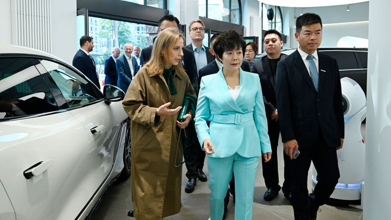 Neben der europäischen Führungsmannschaft um Maria Grazia Davino (li.) war bei der Eröffnung, die während der IAA stattfand, auch Topmanagerin Stella Li vor Ort. (Bild: BYD)