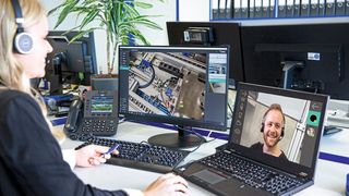 Das Serviceteam von Schnaithmann unterstützt mit der Remote-Software Oculavis über den Bildschirm den Monteur vor Ort. (Bild: Schnaithmann Maschinenbau )