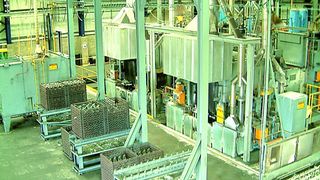 Erst in Wärmebehandlungsanlagen werden aus Gusseisen mit Kugelgraphit die verschleißbeständigen Werkstoffe ADI und CADI.  Bild: ADI Treatment (Archiv: Vogel Business Media)