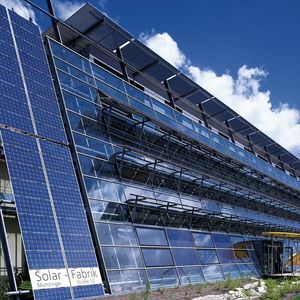 Ökowerk: Den für die Modulproduktion benötigten Strom bezieht die Freiburger Firma Solar-Fabrik aus Zellen an der Fassade und auf dem Dach des eigenen Werks.  Bild: Solar-Fabrik