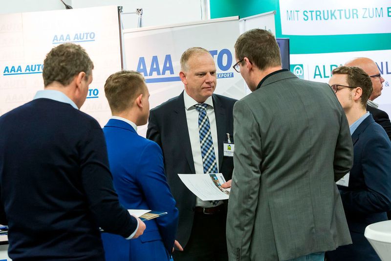 In der Kaffeepause war wieder Networking angesagt. Bart van Veenendaal (Mitte), Export Sales Director von AAA Auto International in Prag, freute sich, viele seiner Geschäftspartner in Würzburg zu treffen. (Stefan Bausewein)