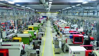 Blick in eine der Produktionshallen bei Fischer in Tumlingen. Dort entsteht in drei Schichten an fünf bis sechs Tagen rund um die Uhr der Nachschub an Kunststoffdübeln aller Art für den nationalen und internationalen Markt. Die Eigenfertigungstiefe im Bereich Kunststoffteile liegt bei 100%.  (Bild: Fischer)