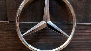 Wenn es „nur“ der wäre! Wer Bauteiile fälscht ist klar ein Verbrecher, der sich auf Kosten anderer bereichern will. Noch schlimmer wird es, wenn es sich um sicherheitsrelevante Teile handelt. Mercedes-Benz kann aber in puncto Beschlagnahmungen einen Millionenerfolg melden ... (Bild: Mercedes-Benz)