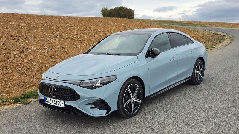 6. Das Fahrgefühl: Die 260 kW/354 PS Leistung und maximal 515 Nm Drehmoment sind mehr als ausreichend für den vollelektrischen CLA. Die Beschleunigung aus dem Stand ist beeindruckend, Überholmanöver meistert das Modell souverän, und abgeregelt wird die Limousine erst bei 210 km/h. Eine sportliche Fahrweise ist im Sportmodus zwar möglich, gleichwohl ist der CLA eher auf Komfort getrimmt. Das macht das Modell zum perfekten Langstreckenbegleiter. Man hat das Gefühl, auf Schienen zu fahren. Das auffallend niedrige Geräuschniveau im Innenraum sorgt ebenfalls dafür, dass man tiefenentspannt am Ziel ankommt. Gleichzeitig ist die Agilität auf kurvigen Straßen beeindruckend. Die Rückmeldung der Lenkung ist sehr direkt. Eine Besonderheit beim CLA ist das Zwei-Gang-Getriebe: Der erste Gang sorgt für schnelle Beschleunigung und Effizienz im Stadtverkehr, der zweite Gang steigert die Effizienz auf der Autobahn. (Bild: Mauritz – VCG)
