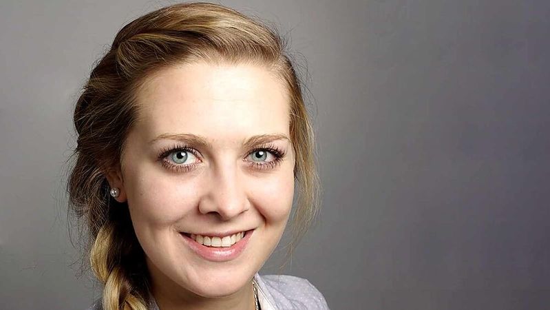 Die Autorin: Rebecca Ströher ist Mitgründerin und Corporate Secretary von BinaryBrains, einem international tätigen Softwareunternehmen, das sich auf KI-gestützte Dokumentenanalyse, Prozessautomatisierung und individuelle Softwarelösungen für digitale Geschäftsprozesse spezialisiert hat. (Bild:  BinaryBrains)
