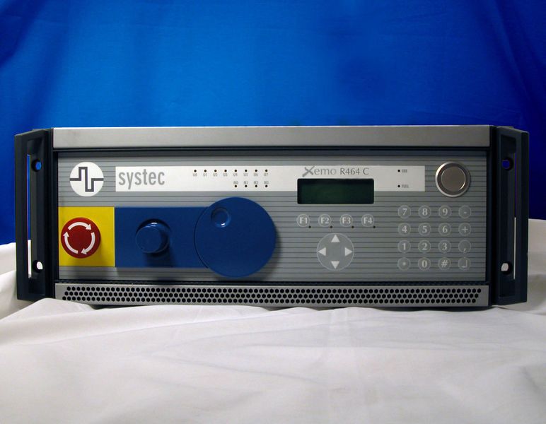 Zu jedem DriveSet gehört eine Xemo-Steuerung.  Siemens VDO entschied sich für das Tischgerät Xemo R. Damit lassen sich leicht verschiedene Bedienprogramme starten, die zuvor am PC entwickelt und in die Steuerung eingespeist wurden. Bilder: Systec (Archiv: Vogel Business Media)