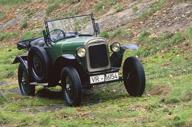 Aus einer Zeit, als die Cabrio-Karosserie noch „serienmäßig“ war. Der Opel 4 PS, im Volksmund „Laubfrosch“ genannt, wurde zwischen 1924 und 1931 produziert. Er war das erste in Deutschland am Fließband gebaute Automobil. (Foto: Opel)