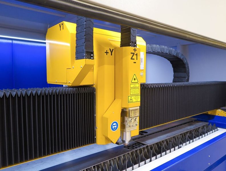 Blick auf den Laserschneidkopf EX-Trabeam PRO, der standardmäßig im Faserlaserschneid-Systems MSF Compact vom Microstep steckt. Er ist driftarm geregelt, um die Qualität der Schneidergebnisse zu erhöhen. Und die Dichtungsüberwachung „Smart Protection“ schützt dabei die optischen Komponenten. (Microstep Europa)