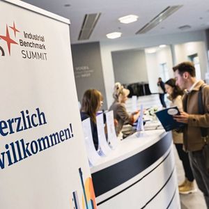 Die Premiere des Industrial Benchmark Summit fand am 15. Oktober 2025 in Würzburg statt.(Bild:  Stefan Bausewein)