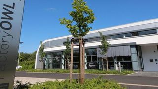 Die Smart Factory OWL ist das Real-Labor für Industrie 4.0 in Ostwestfalen-Lippe und bietet Unternehmen und Forschungseinrichtungen umfangreiche Dienstleistungen für die Entwicklung und Erprobung neuer Produkte und Technologien für die Fabrik der Zukunft an. (Fraunhofer IOSB-INA)