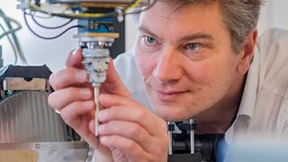 Prof. Franz Pfeiffer montiert eine Probe am Nano-CT-Gerät. Er ist Professor für Biomedizinische Physik und Direktor der Munich School of BioEngineering, an der Färbemethode und Nano-CT entwickelt wurden.  (Heddergott / TUM)