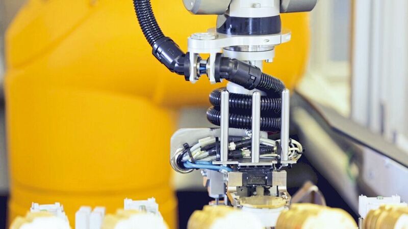 MHVJ a intégré un bras robotisé Stäubli dans son processus industriel. Simple, Flexible et convivial, le robot industriel couplé à deux centres d’usinage apporte un gain réel en terme de temps. (Stäubli)