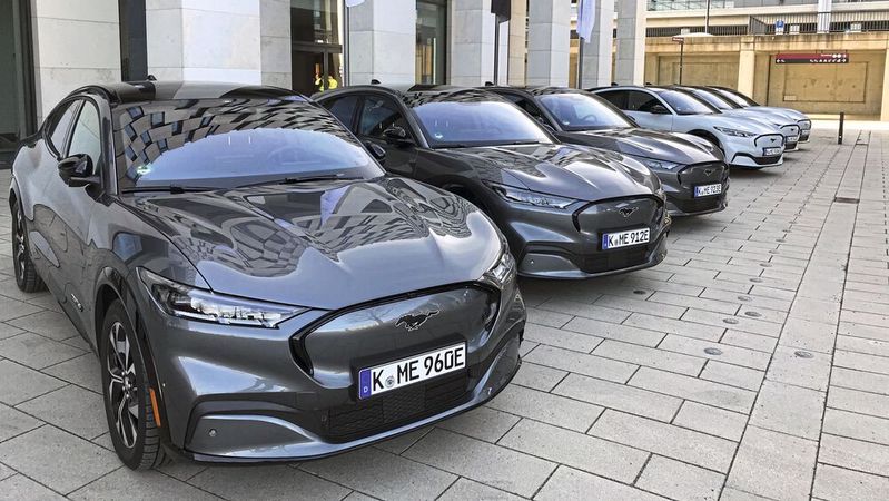 Fords erstes komplett neu entwickeltes Elektroauto, der Mustang Mach-E, soll im April zu den Händlern kommen.(Bild:  Rosenow/»kfz-betrieb«)