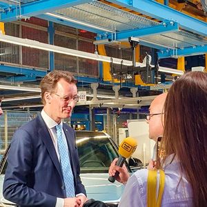 Auch Nordrhein-Westfalens Ministerpräsident (2. v. l.) Hendrik Wüst kam persönlich vorbei.(Bild:  Mauritz – VCG)