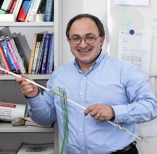 Andrea Bergamini mit dem «phononischen Kristall», dem Modell eines programmierbaren Metamaterials. (Bild: EMPA)
