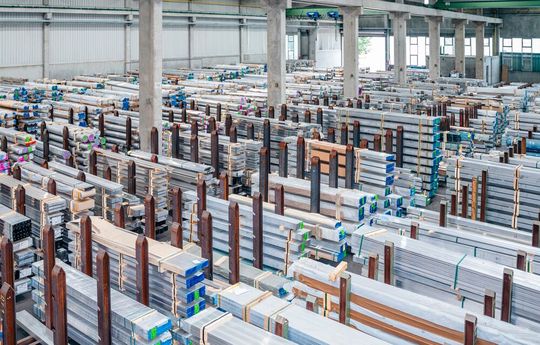 Auf 8.500 Quadratmetern bündelt Günther + Schramm Bestände und Kapazitäten, um kurze Wege und schnellere Lieferungen zu ermöglichen.(Bild:  Günther + Schramm)