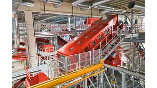Rund 200.000 Tonnen Hausmüll pro Jahr werden in der Anlage verarbeitet. Die Klassierung mit vier Siebmaschinen bildet die Grundlage für die nachfolgende Sortierung. (Bild: Spaleck)