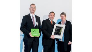 (v.l.n.r.): Markus Rarbach, Leiter Start-up Business Project Biofuels & Derivatives (Clariant), und Andre Koltermann, Leiter Group Biotechnology (Clariant), nahmen von Bundesumweltministerin Barbara Hendricks  den Deutschen Innovationspreis für Klima und Umwelt in der Kategorie Prozessinnovation entgegen. (Bild: Clariant)