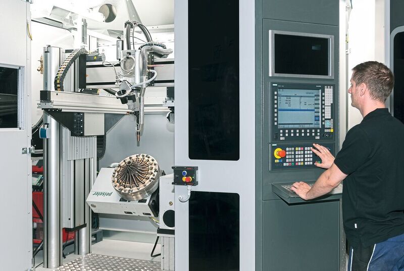 Ein Mitarbeiter bedient die 3DMP-Maschine arc 405 von Gefertec mit der 2-Achs-Schwenk- einrichtung ZATC 300 von Peiseler. Die Steuerung ist von Siemens. (Peiseler)