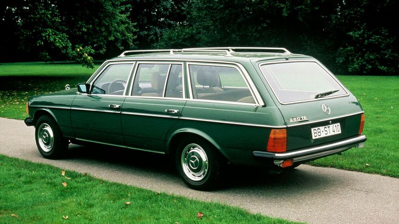 Eine hydropneumatische Niveauregulierung an der Hinterachse war beim S 123 serienmäßig. Auf Wunsch war eine Ausstattung mit 15-Zoll-Rädern, anderen Federn und Stoßdämpfern sowie einem stärkeren Bremskraftverstärker möglich. Damit stieg die Zuladung des rund 1-500 Kilogramm schweren T-Modells von serienmäßigen 560 auf 700 Kilogramm. Außerdem bot Mercedes eine Kindersitzbank im Laderaum und eine verchromte Dachreling an. Die Reling wurde bereits im Sommer 1978 Serienausstattung. (Bild: Mercedes-Benz Classic Archive)