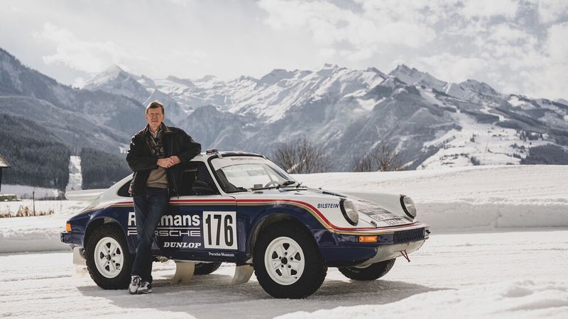 Zwei Legenden: der Porsche 911 Carrera 3.2 4x4 Paris-Dakar (953) und Walter Röhrl. (Bild: Autoren-Union Mobilität/Porsche)