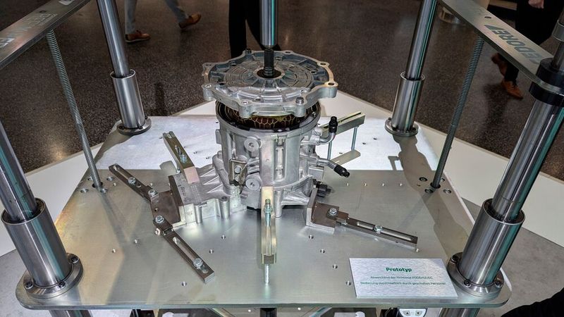 Voraussetzung für die Reparatur ist allerdings die Nutzung eines speziellen Hebezeugs zur Trennung von Stator und Rotor, das Schaeffler und Gedore gerade entwickeln. (Bild: Rosenow – VCG)