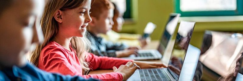 Mobile Endgeräte für alle Schulklassen, digital kompetente Lehrkräfte, durchdachte Digitalkonzepte: Auf diesen drei Säulen basiert eine erfolgreiche Digitalisierung von Schulen.