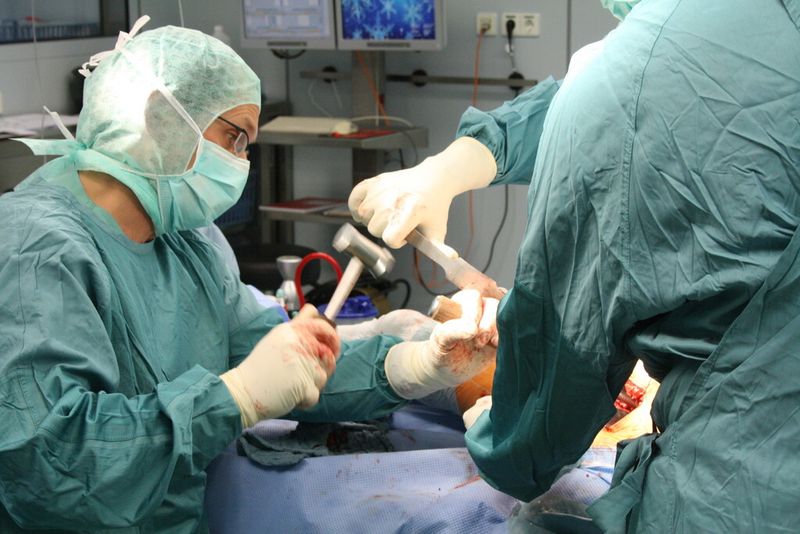 ... Operateuren dank neuer Kopplungstechnik erlaubt, die Feineinstellung der Beinlänge und des Hüftrotationszentrums während der OP vorzunehmen. (Bild: Fraunhofer IWU)