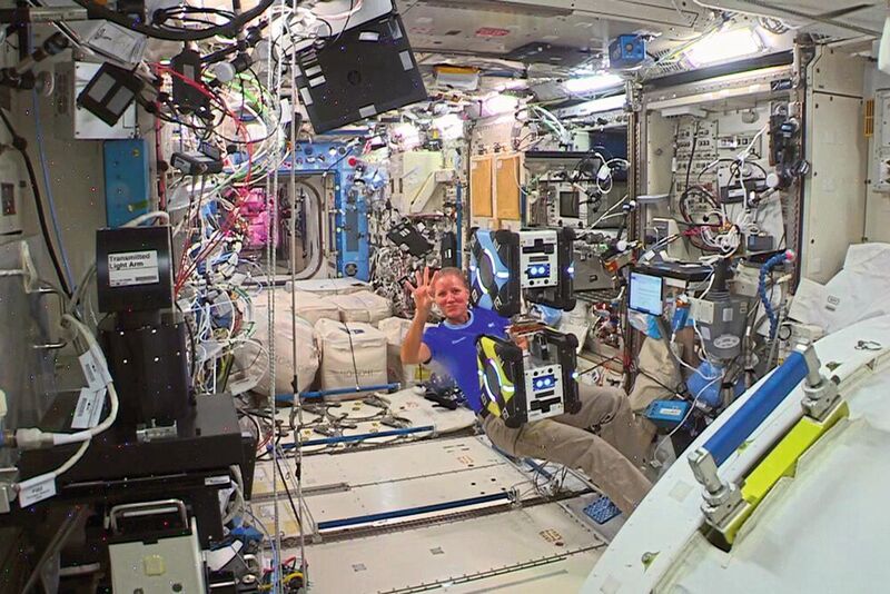 US-Astronautin Shannon Walker beim zweiten Andock-Experiment mit Astrobees am 18. Januar 2021.  (IRAS/TU Braunschweig)