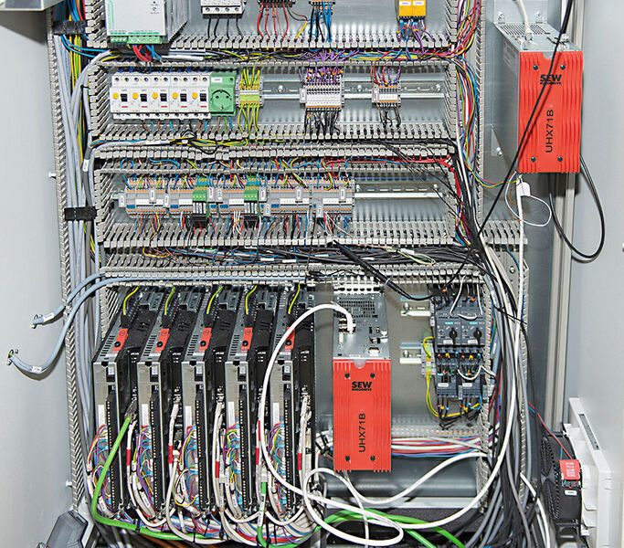 Der performante Motion Controller Movi-PLC Power steuert die Bewegungsvorgänge der Verpackungsmaschine. (SEW-Eurodrive)