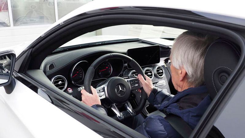 In einem Mercedes AMG C63 testet Schaeffler-Paravan die Steer-by-wire-Technologie.(Bild:  Autoren-Union Mobilität/Robin Alexander)