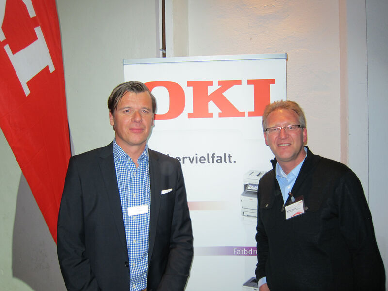 Olaf Sepold, Deputy Managing Director, und Roland Gerdes (r.), beide OKI, freuten sich auf die zahlreichen Gäste. (Bild: IT-BUSINESS)