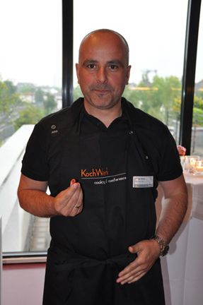 Silvan Tatzel (Microsoft) kostet vor. (Archiv: Vogel Business Media)