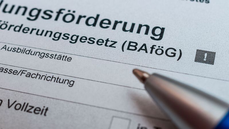 Ohne ein finanzstarkes Elternhaus im Rücken sind viele Studentinnen und Studenten auf Minijobs und Unterstützung in Form des BAföGs angewiesen. Wird die Frist zur Beantragung überschritten, kann eine Fortzahlung nicht garantiert werden. (Bild: ©  Stockfotos-MG - stock.adobe.com)