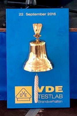 Die Sicherheitsanforderungen hinsichtlich des Brandschutzes sind erheblich gestiegen. Eine verschärfte Bauproduktenverordnung (BauPVO), eine neue Norm für den Brandschutz in Schienenfahrzeugen sowie hohe Prüfanforderungen bei Elektroautos lassen die Industrie aufhorchen. Hersteller von Kabel und Leitungen benötigen entsprechende Zertifizierungen, bevor sie auf den Markt gehen können. Die Nachfrage nach Brandprüfungen ist daher hoch. (S. Häuslein/konstruktionspraxis)