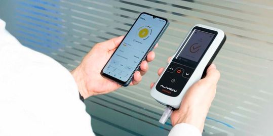 The breath acetone analyzer Nutrion is operated via a smartphone app and enables independent measurement of breath acetone as a biomarker of fat metabolism.(Image: Alivion AG)