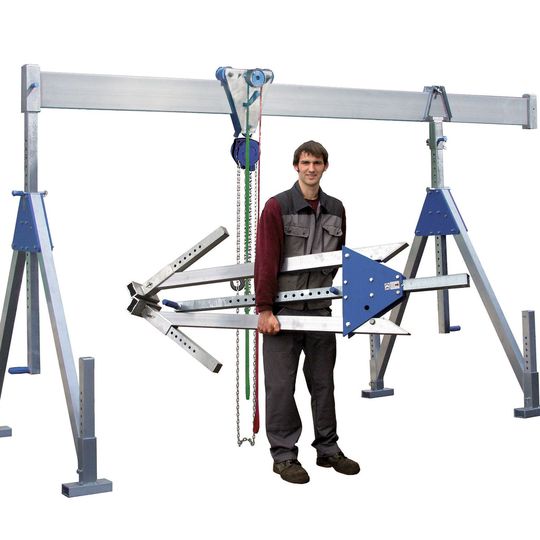 Die mobilen Aluminium-Portalkrane von SCHILLING Gerätebau sind in der Höhe verstellbar. Die mobilen Aluminium-Portalkrane von SCHILLING Gerätebau sind in der Höhe verstellbar.