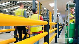 Fußgänger- und Verkehrsbarrieren sorgen in Logistikhallen für die unverzichtbare Arbeitssicherheit. (Steve Morgan)