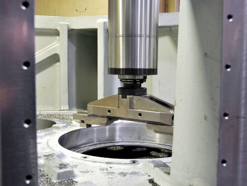 Aufgrund der volumetrischen Genauigkeit der Maschine und einer Spindelverlängerung werden Koaxialitäten der Lagerbohrungen des Getriebegehäuses über einen Lagerabstand  von etwa 1000 mm mit einer Genauigkeit von < 0,01 mm gefertigt. Bild: Mikromat (Archiv: Vogel Business Media)