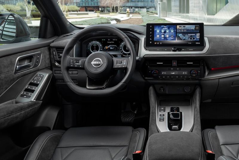 Der zentrale Neun-Zoll-Monitor übernimmt Navigation und Entertainment, sein 12,3 Zoll großes Pendant hinterm Lenkrad liefert Infos über all das, was mit dem Fahren zu tun hat. (Bild: Nissan)